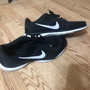 wide width NIke Training Sneakers